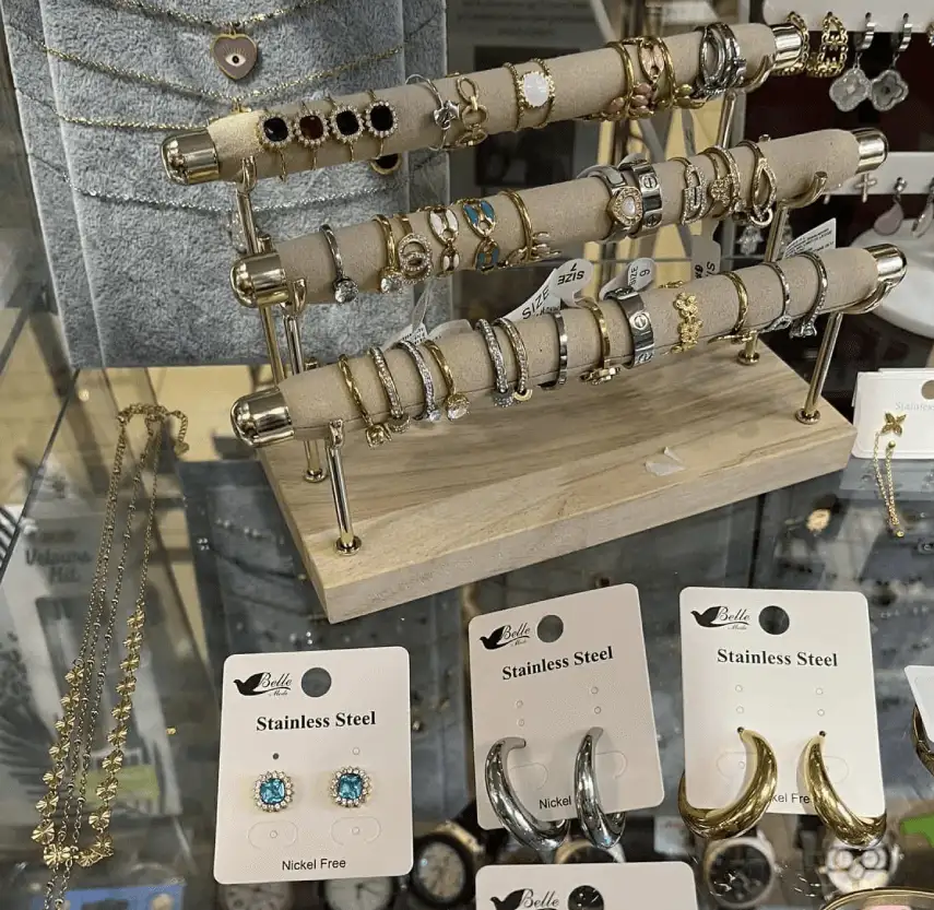 Présentoir de bagues et boucles d’oreilles en acier inoxydable – Copy Shop Erasme, Anderlecht