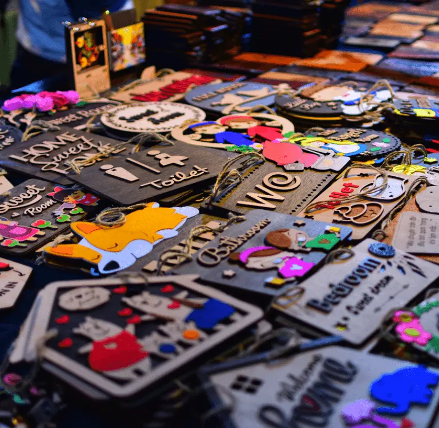Magnets personnalisés et plaques décoratives sur comptoir – Copy Shop Erasme, Anderlecht